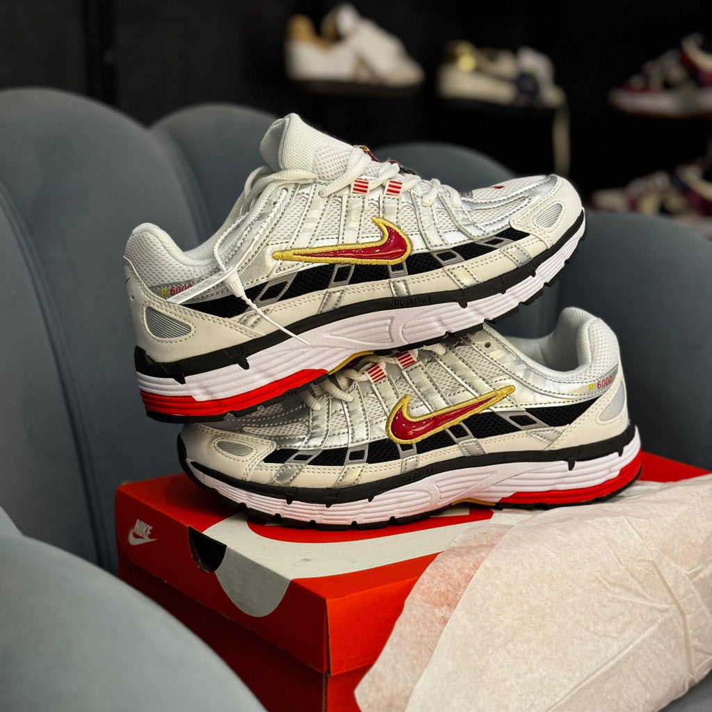 NIKE P-6000 TRAINER "METALLIC SILVER RED"