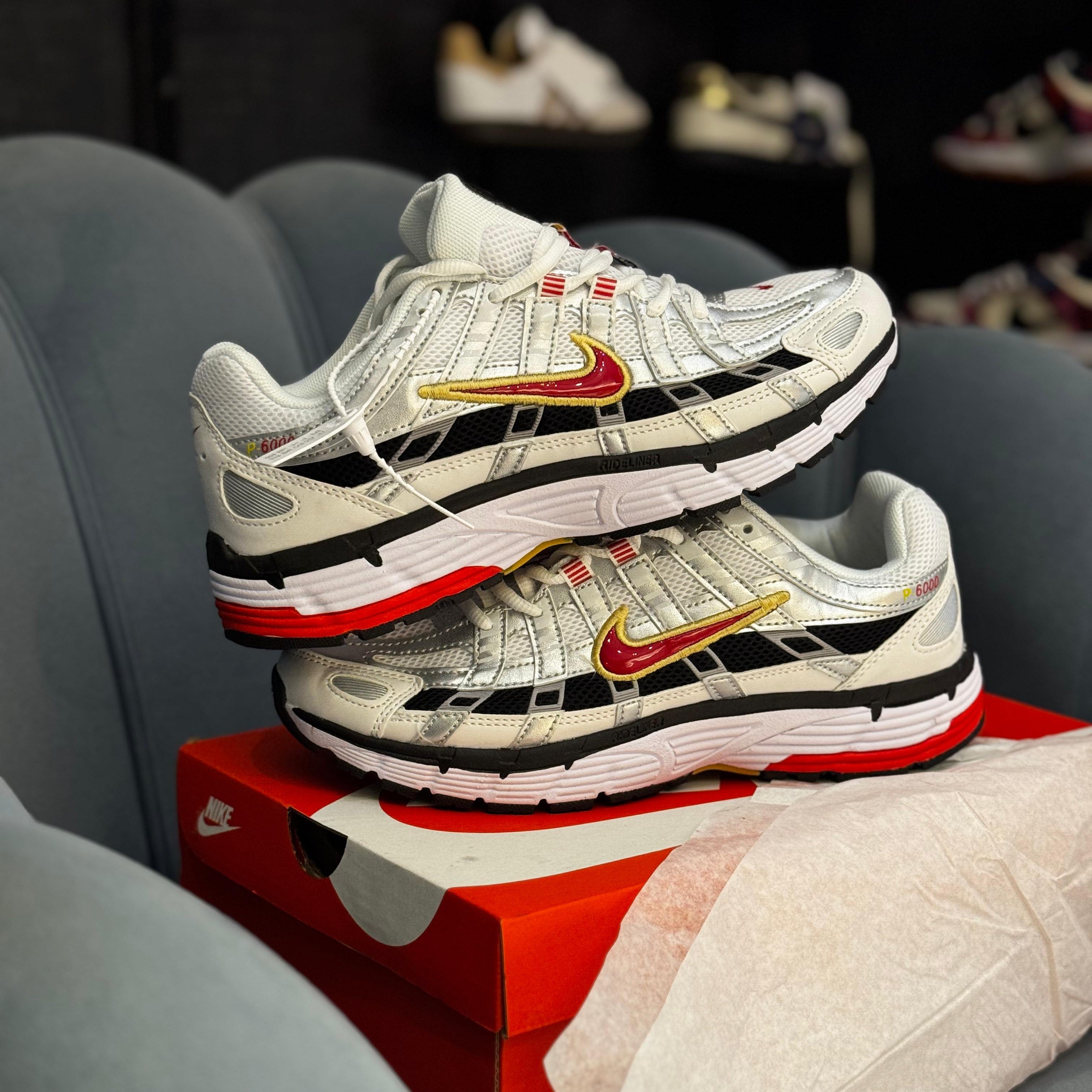 NIKE P-6000 TRAINER "METALLIC SILVER RED"
