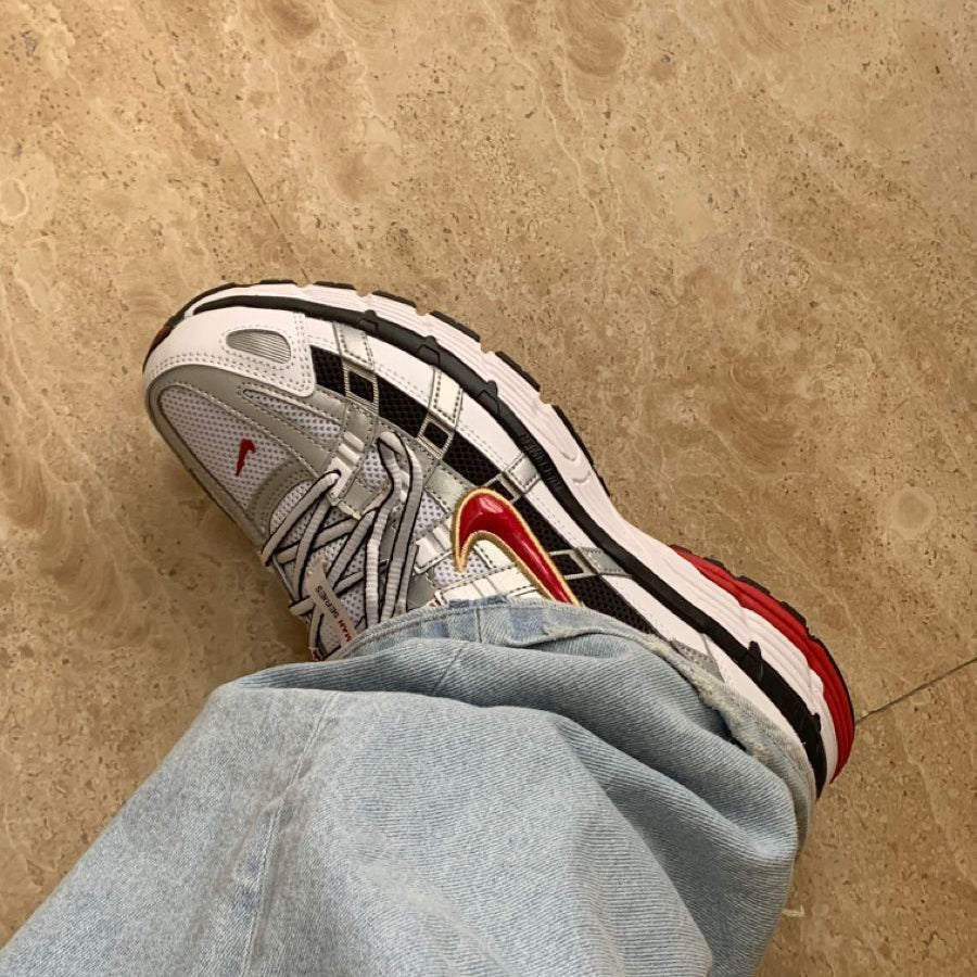 NIKE P-6000 TRAINER "METALLIC SILVER RED"